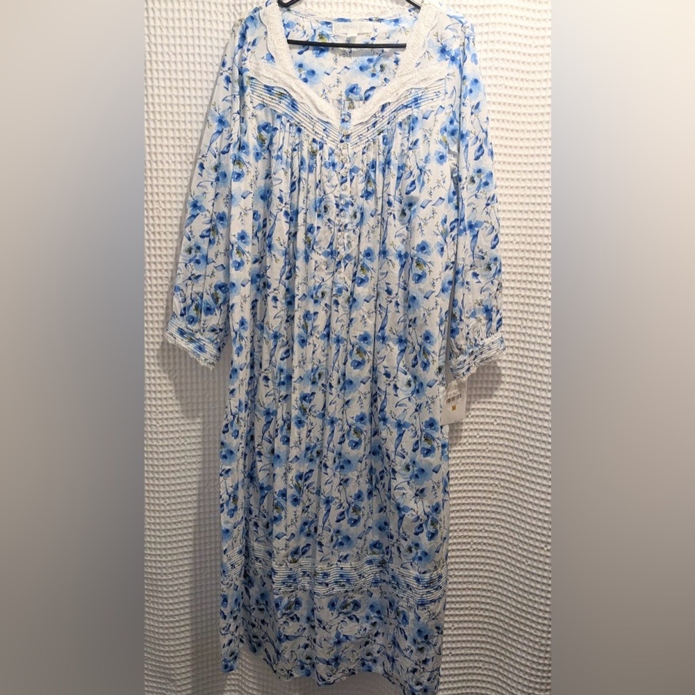 Eileen West Floral Blue & White Maxi Gown •Worn One Time •Size M but will fit XL